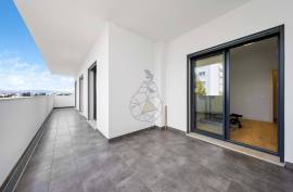 Semi New 4 Bedroom Apartment in the Urbanization of Fojo - Portimão