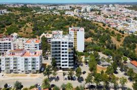 Semi New 4 Bedroom Apartment in the Urbanization of Fojo - Portimão