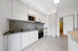 Semi New 4 Bedroom Apartment in the Urbanization of Fojo - Portimão