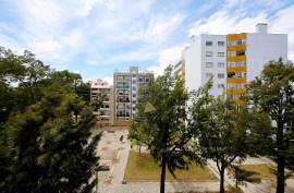 Semi New 4 Bedroom Apartment in the Urbanization of Fojo - Portimão