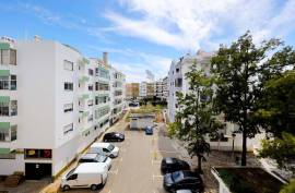 Semi New 4 Bedroom Apartment in the Urbanization of Fojo - Portimão