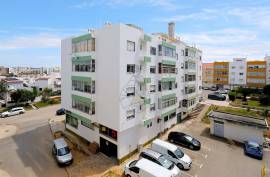 Semi New 4 Bedroom Apartment in the Urbanization of Fojo - Portimão