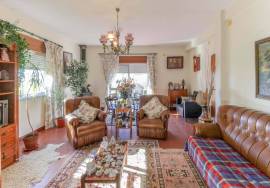 3 bedroom villa in 1444m2 with garage in the city center