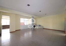 Spacious Store with Two Fronts for Sale – Great Business Opportunity