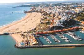 3 + 1 bedroom apartment with backyard 5min from the beaches and marina of Portimão