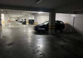 Covered car park with 14 m2 located on Rua do MFA in the center of Albufeira