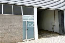 Warehouse for sale in an industrial area in Selho São Jorge