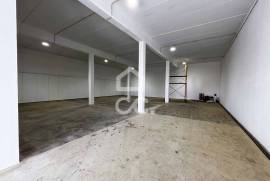 Warehouse for sale in an industrial area in Selho São Jorge