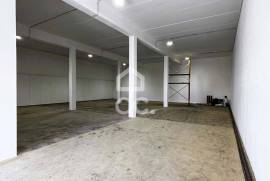 Warehouse for sale in an industrial area in Selho São Jorge