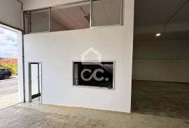Warehouse for sale in an industrial area in Selho São Jorge