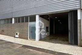 Warehouse for sale in an industrial area in Selho São Jorge