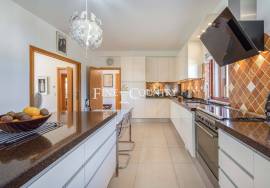 Tavira – 4-bedroom villa with sea views, spa, and landscaped garden.