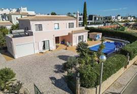 Carvoeiro – 4-bedroom villa with heated swimming pool and sea views from the first floor