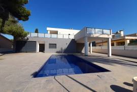 Brand new! Impressive detached villa with 4 winds close to the sea!