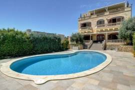 Elegant Detached Villa with Panoramic Views And Heated Pool