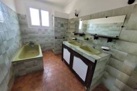 High-Potential Villa With Swimming Pool And Large Plot, Close To The Sea And Beziers.