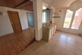 High-Potential Villa With Swimming Pool And Large Plot, Close To The Sea And Beziers.