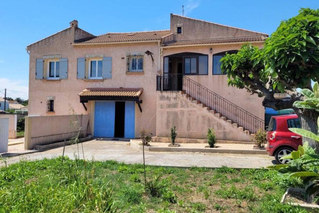 High-Potential Villa With Swimming Pool And Large Plot, Close To The Sea And Beziers.