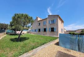 High-Potential Villa With Swimming Pool And Large Plot, Close To The Sea And Beziers.