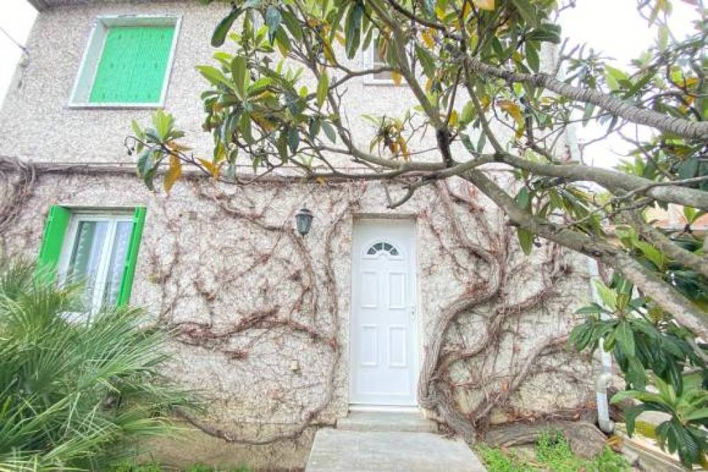 Lovely Cottage in Sought-After Area
