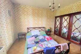 Lovely Cottage in Sought-After Area