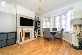 3 bedroom, Semi-detached house for sale