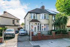 3 bedroom, Semi-detached house for sale