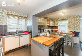 3 bedroom, Semi-detached house for sale