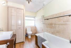 3 bedroom, Semi-detached house for sale