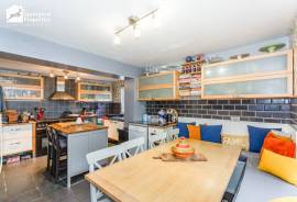 3 bedroom, Semi-detached house for sale