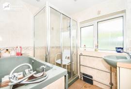 3 bedroom, Semi-detached house for sale