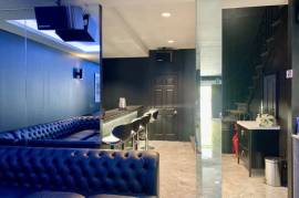 Three and Half Storey Commercial Building for Sale in Phromphong, only 500 m from BTS Phrom Phong.