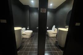 Three and Half Storey Commercial Building for Sale in Phromphong, only 500 m from BTS Phrom Phong.