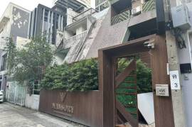 Townhouse for Sale with 5 Beds with 355 sqm in Nana ,Bangkok