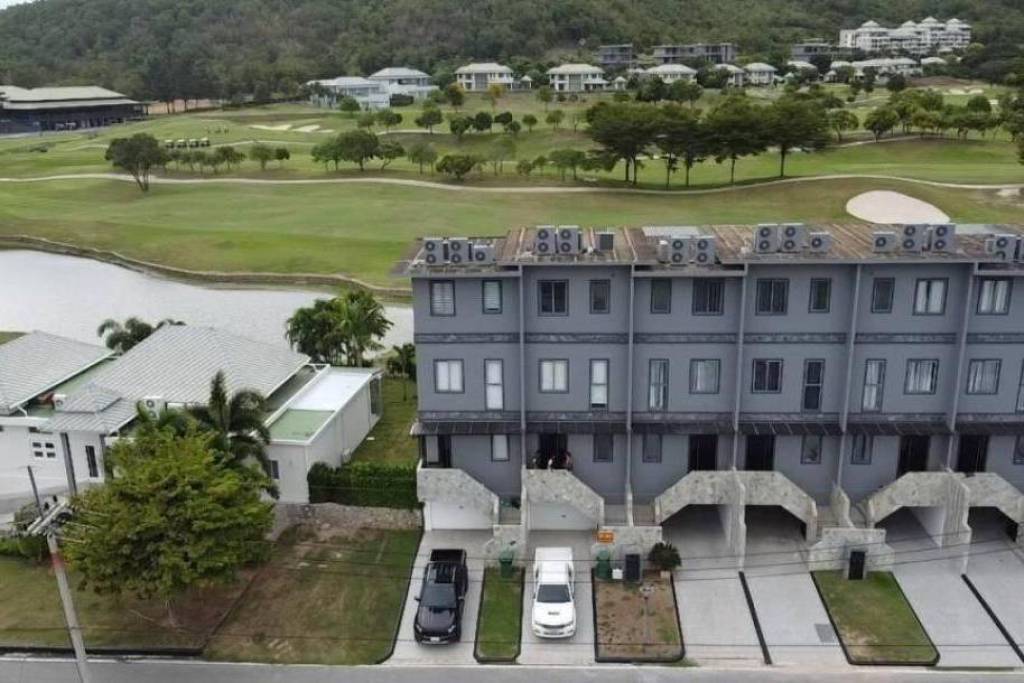 Black Mountain : 4 Story 3 Bedroom Townhouse