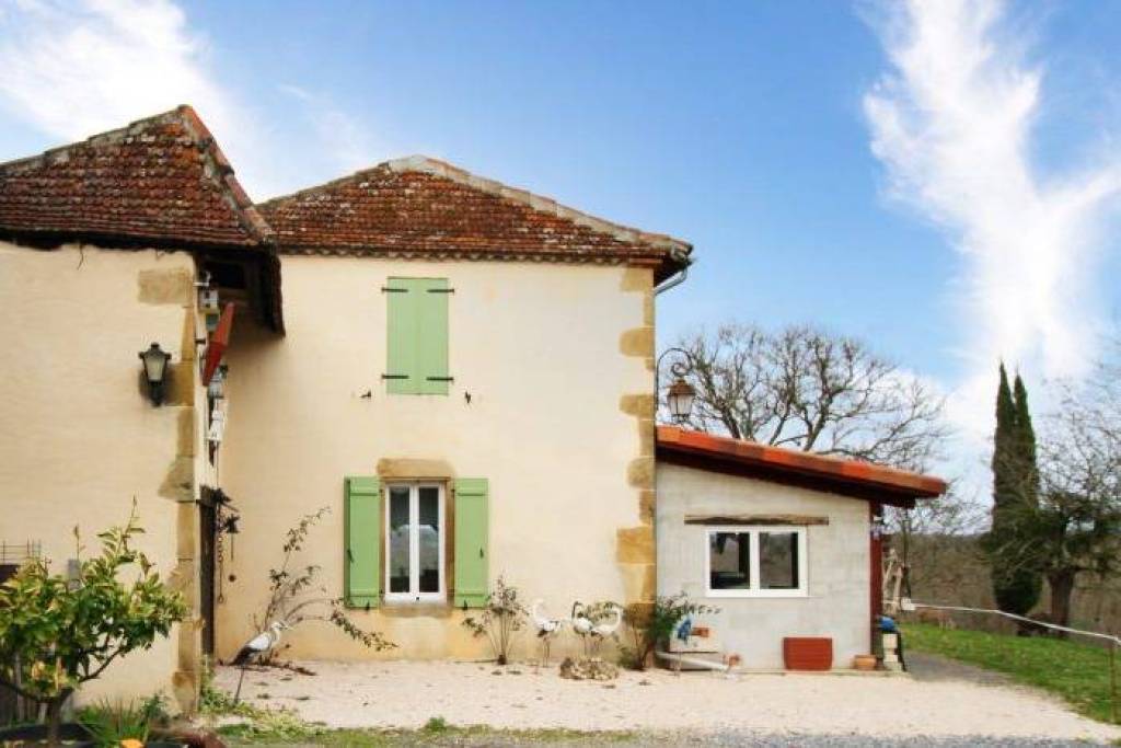 Property with gite, swimming pool, 11ha of land with etang