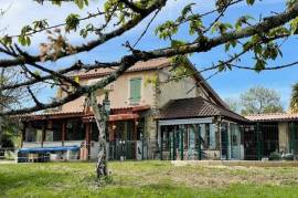 Property with gite, swimming pool, 11ha of land with etang