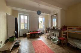 Bourgeois town house with pool, garden & independent apartment