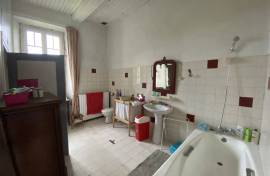 Bourgeois town house with pool, garden & independent apartment