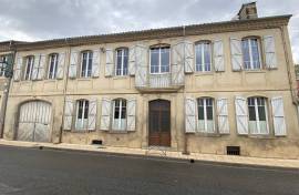 Bourgeois town house with pool, garden & independent apartment