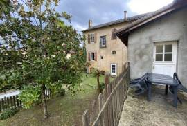 Bourgeois town house with pool, garden & independent apartment