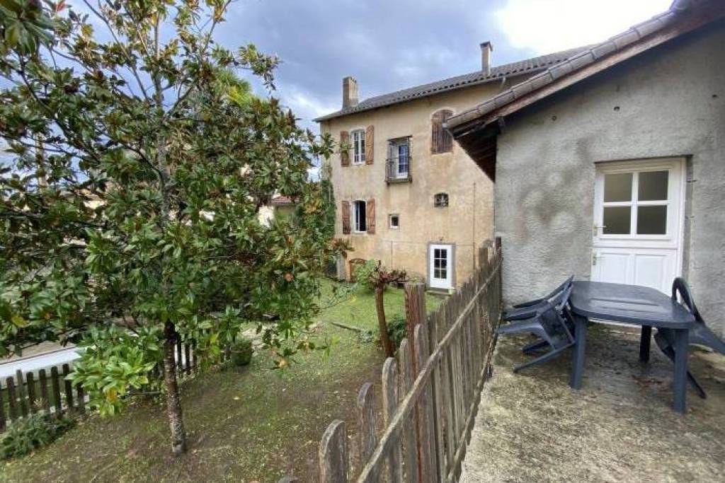 Bourgeois town house with pool, garden & independent apartment