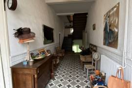 Bourgeois town house with pool, garden & independent apartment