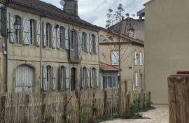 Bourgeois town house with pool, garden & independent apartment
