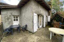 Bourgeois town house with pool, garden & independent apartment