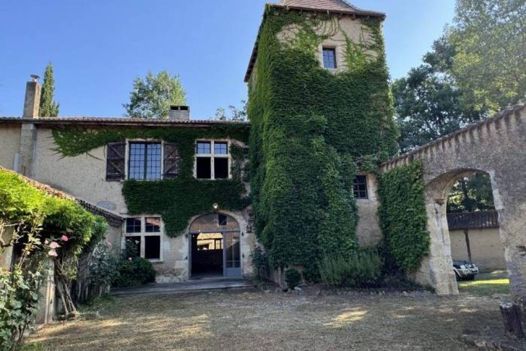 Magnificent manor with origins in the 15th century, with its farm and 30ha