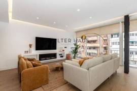 Renovated apartment for sale in Niño Jesús, Madrid