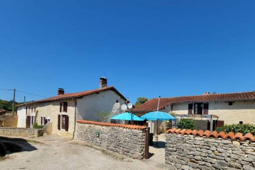 €297870 - Beautiful 4 Bedroom Old House in a Quiet Hamlet