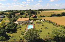€422000 - Elegant Country Home with Pool, Panoramic Views & Refined Living Spaces