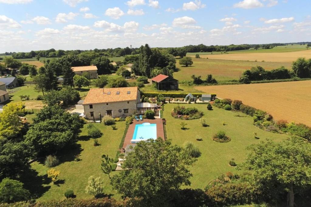 €422000 - Elegant Country Home with Pool, Panoramic Views & Refined Living Spaces
